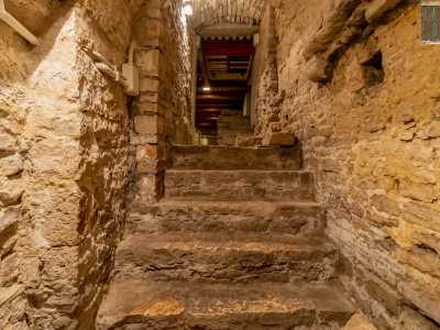 Ma il tesoro della chiesa si nasconde nel suo sottosuolo. Accediamo quindi alla sagrestia dove una stretta scalinata ci conduce a sette metri sotto il manto stradale: nella Grotta di San Cleto
